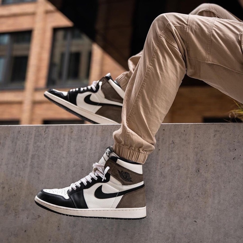 Air Jordan 1 Retro High OG ‘Dark Mocha’ - Picture 3 of 9